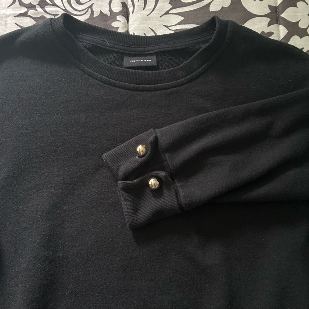 Who What Wear Women’s Black Cropped Sweatshirt with Gold Button Cuffs Size Small